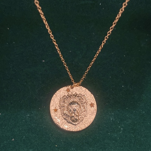 Beautiful gold Leo necklace - Picture 2 of 4